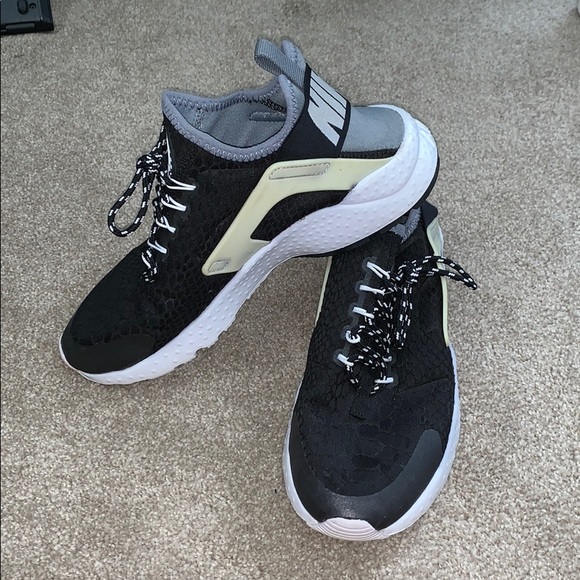 Nike Shoes - Women’s Nike Huarache’s Nike Shoes - Women’s Nike Huarache’s
